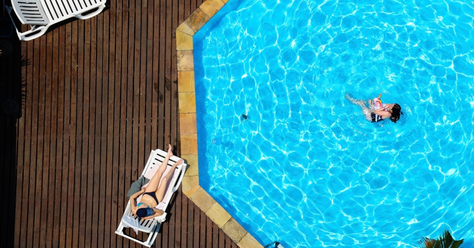 31.out.2012 - Paulistanos aproveitam tarde de sol forte e tempo seco na piscina de um prédio no bairro da Consolação, zona central de São Paulo