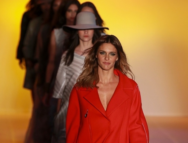 A apresentador e atriz Fernanda Lima encerra o desfile da Forum para o Inverno 2013 no SPFW (31/10/2012) - Alexandre Schneider/UOL