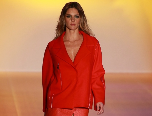 A apresentador e atriz Fernanda Lima faz segunda entrada no desfile da Forum para o Inverno 2013 no SPFW (31/10/2012) - Alexandre Schneider/UOL