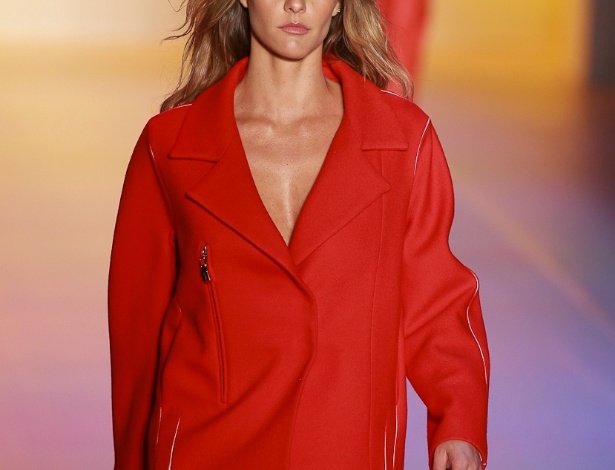 Em sua segunda participação, Fernanda Lima mostrou conjunto de saia com jaqueta em conjunto vermelho da Forum para o Inverno 2013 (31/10/2012) - Alexandre Schneider/UOL