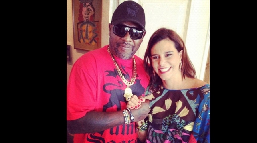 A socialite Narcisa Tamborindeguy recebeu o funkeiro Mr. Catra em sua casa no Rio de Janeiro (31/10/12)