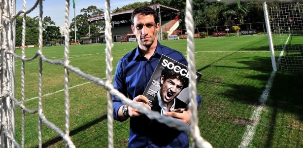 Ex-lateral Belletti posa para foto com a revista Soccer, da qual ele é sócio e pauteiro - Divulgação/Soccer