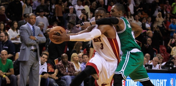 Dwyane Wade sofreu falta dura de Rajon Rondo na vitória do Heat sobre os Celtics - Chris Trotman/Getty Images/AFP