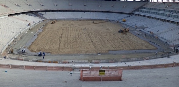 Show de inauguração do estádio deverá ser na área externa da arena; gramado estará em crescimento