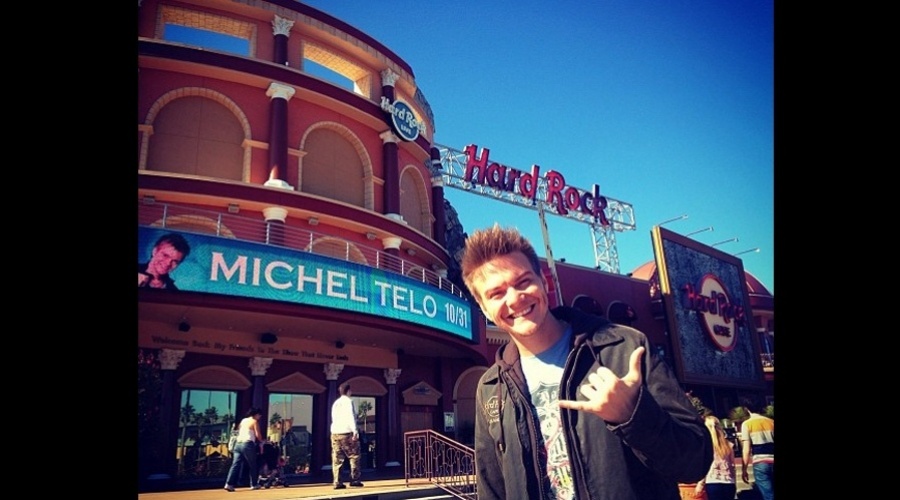 Em viagem aos Estados Unidos, Muchel Teló divulgou uma imagem onde aparece em frente ao Hard Rock Café, em Orlando (31/10/12). Teló se apresentará no local