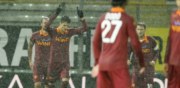 Erik Lamela comemora seu gol para a Roma em partida contra o Parma sob muita chuva - AP Photo/Luigi Vasini