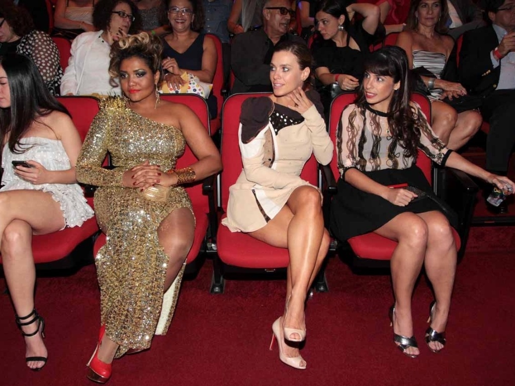 Gaby Amarantos, Carolina Dieckmann e Maria Ribeiro na plateia do 8º Prêmio Bravo! Bradesco Prime de Cultura, que aconteceu no Auditório do Ibirapuera, em São Paulo. O ator Lázaro Ramos ficou responsável pela apresentação do evento (30/10/12) - Orlando Oliveira/AgNews