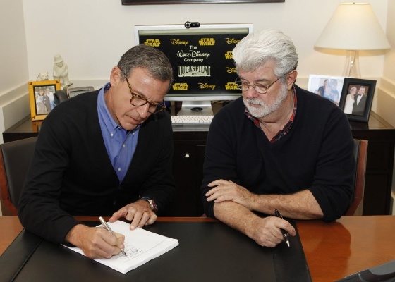 George Lucas assina contrato em que passa a empresa Lucasfilms para a Disney, ao lado de Robert Iger, CEO da Disney, em Burbank, na Califórnia (30/10/12) - AP Photo/Disney, Rick Rowell