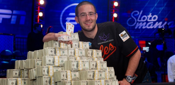 Greg Merson posa com US$ 8.531.853 após conquistar Série Mundial de Pôquer - REUTERS/Las Vegas Sun/Steve Marcus 