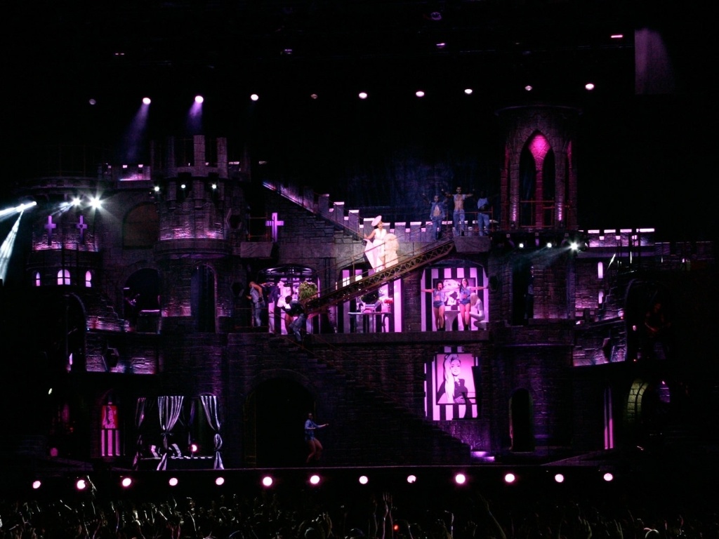 Lady Gaga apresenta o show da turnê "Born This Way Ball" em Bucareste, na Romênia. Nesta terça-feira (30), a cantora deu início na cidade de San Juan, em Porto Rico, à turnê latino-americana que a levará ao Brasil na próxima semana para três shows: Rio de Janeiro no dia 9, São Paulo no dia 11 e Porto Alegre no dia 13 - Josh Olins