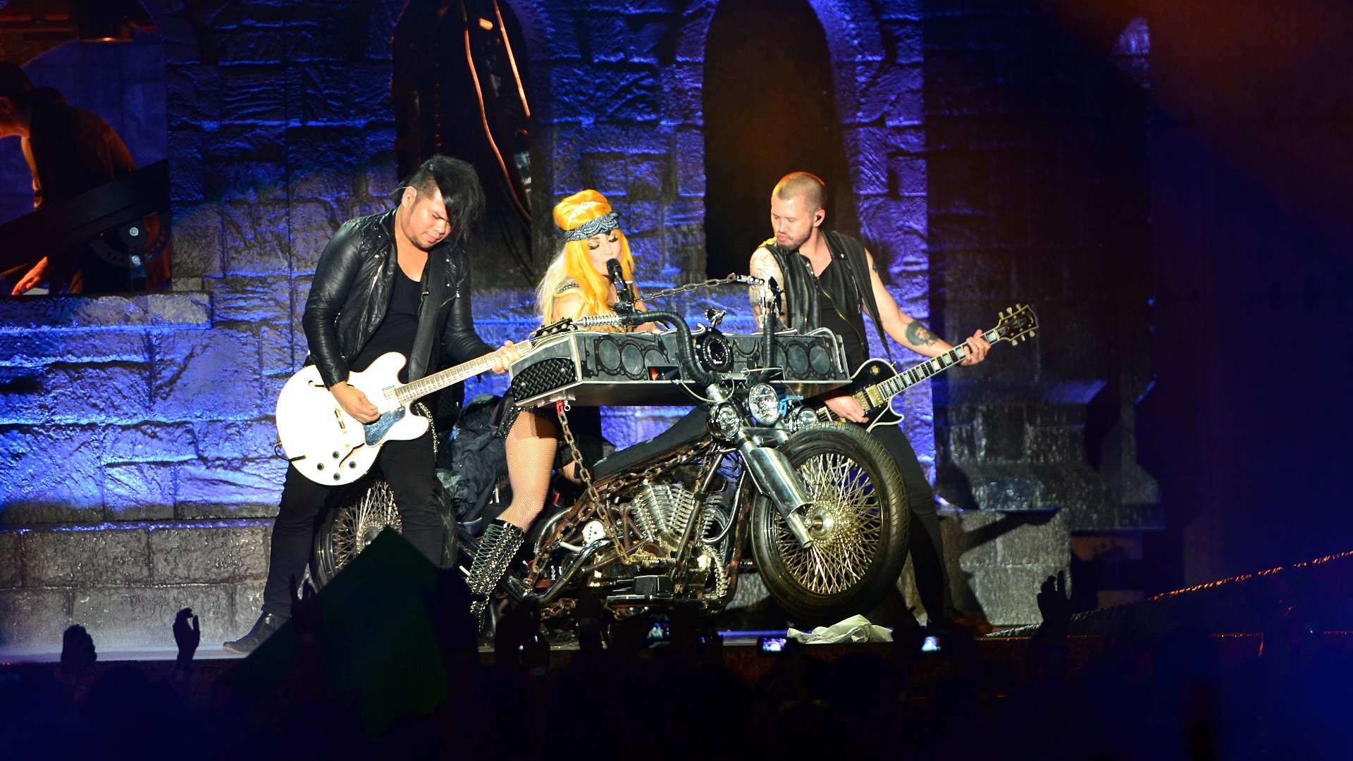 Lady Gaga apresenta o show da turnê "Born This Way Ball" em Bucareste, na Romênia. Nesta terça-feira (30), a cantora deu início na cidade de San Juan, em Porto Rico, à turnê latino-americana que a levará ao Brasil na próxima semana para três shows: Rio de Janeiro no dia 9, São Paulo no dia 11 e Porto Alegre no dia 13 - Josh Olins
