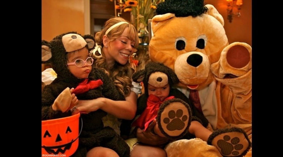 Mariah Carey fantasiou os filhos, os gêmeos Monroe e Moroccan, de ursinhos para o Halloween (31/10/12)
