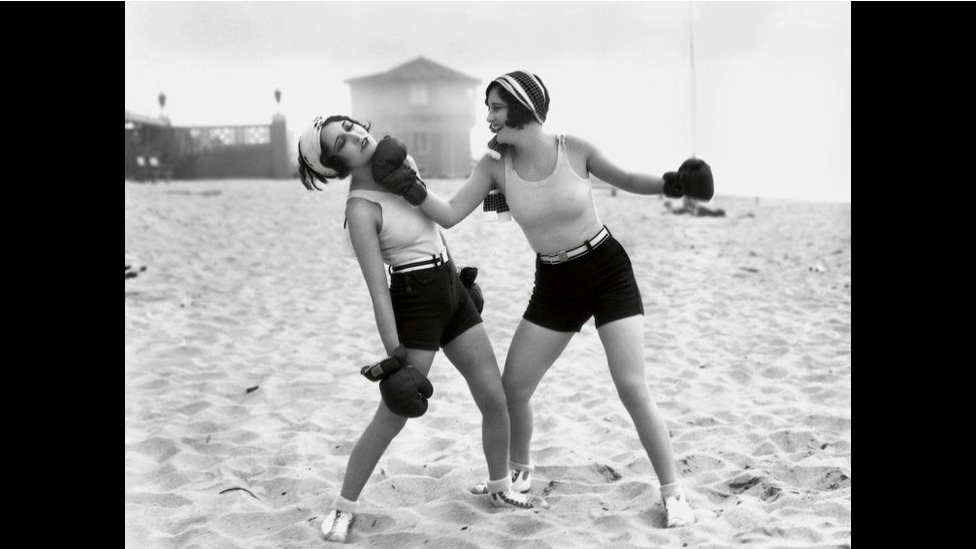 Dorothy Sebastian e Joan Crawford em imagem de "Hollywood Unseen". Mas, o ponto em comum é que as imagens parecem mostrar como Hollywood tentou mostrar os famosos de uma forma positiva, como os agentes das estrelas tentavam, algumas vezes sem sucesso, criar a imagem certa para convencer o público da vida "normal" dos atores e atrizes - Hollywood Unseen/Getty/John Kobal Foundation