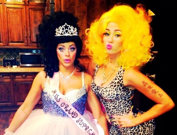 Miley Cyrus postou em seu Twitter uma foto de sua fantasia e a de uma amiga para o Halloween. A cantora homenageou a rapper Nicki Minaj com um figurino de oncinha e uma peruca amarela (31/10/12)