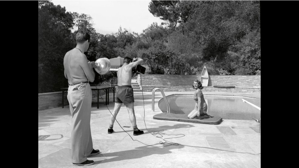 Rita Hayworth em imagem de "Hollywood Unseen". O livro "Hollywood Unseen", e exposição com mesmo nome, mostram uma mistura de imagens: algumas são posadas, com os atores junto com animais, por exemplo. Outras parecem ser mais íntimas, como fotos de férias ou do cotidiano - Hollywood Unseen/Getty/John Kobal Foundation