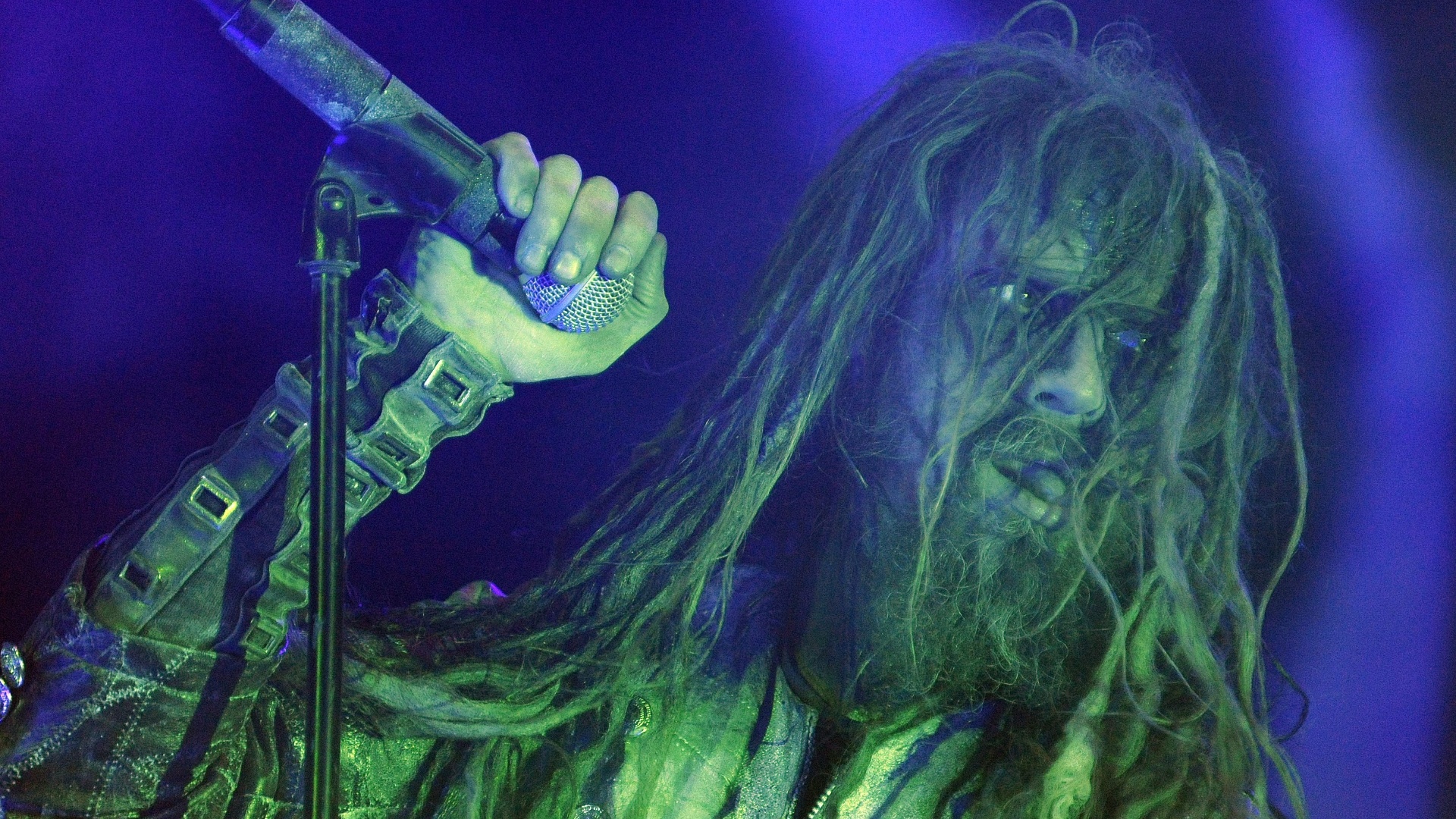 O vocalista Rob Zombie, com o mesmo visual que o consagrou na banda White Zombie, que acabou em 1998. O cantor tem um gosto conhecido pela temática do terror e já chegou a dirigir dois filmes recentes da franquia "Halloween" - EFE