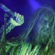 O vocalista Rob Zombie, com o mesmo visual que o consagrou na banda White Zombie, que acabou em 1998. O cantor tem um gosto conhecido pela temática do terror e já chegou a dirigir dois filmes recentes da franquia "Halloween" - EFE