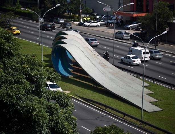 Escultura de Tomie Ohtake instalada em 1988 na Avenida 23 de Maio, em São Paulo, para comemorar os 80 anos da imigração japonesa. São quatro lâminas de concreto, em forma de ondas, que simbolizam as gerações que se sucederam no Brasil desde o início da imigração. - UOL