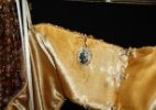 Para ter sorte, R. Rosner coloca pingentes de Santo Antônio dentro das roupas da coleção - Julia Guglielmetti/UOL