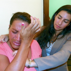 Silvânia Mota da Silva chora ao falar dos cinco filhos que foram adotados contra a sua vontade, na Bahia  - Anderson Sotero/UOL - 31.out.2012