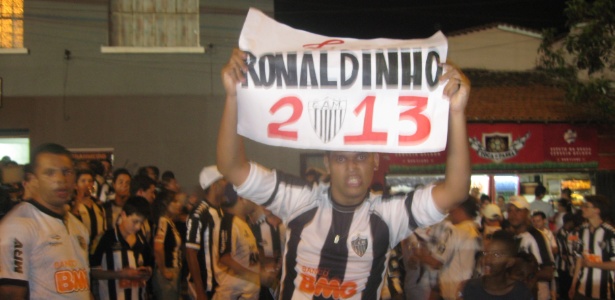 Torcedor ergue cartaz com pedido para Ronaldinho ficar no Atlético-MG em 2013  - Bernardo Lacerda/UOL Esporte