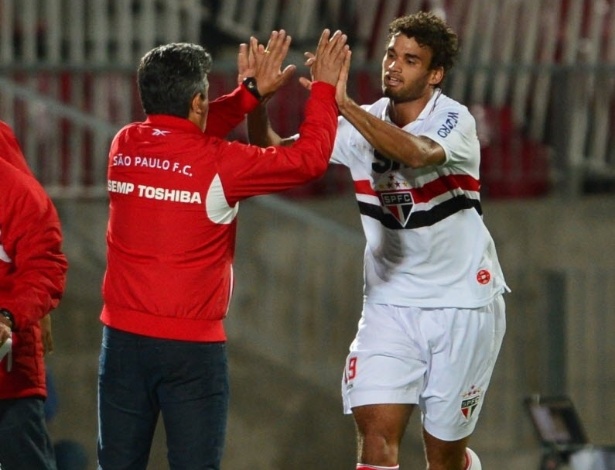 Willian José cumprimenta o técnico Ney Franco, do São Paulo, após o primeiro gol da equipe contra a Universidad do chile