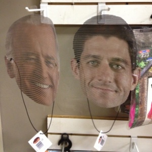 Máscaras dos vice-candidatos à Presidência dos EUA Joe Biden (à esquerda) e Paul Ryan são vendidas em loja de Chicago - Fabiana Uchinaka/UOL