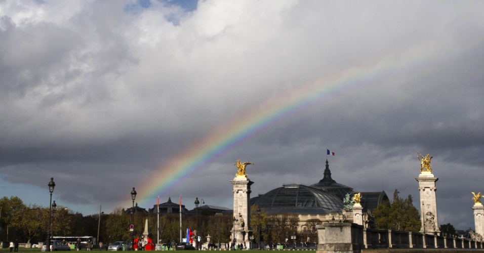 01.nov.2012 - Um arco-íris sobre o Grand Palais, em Paris, na França