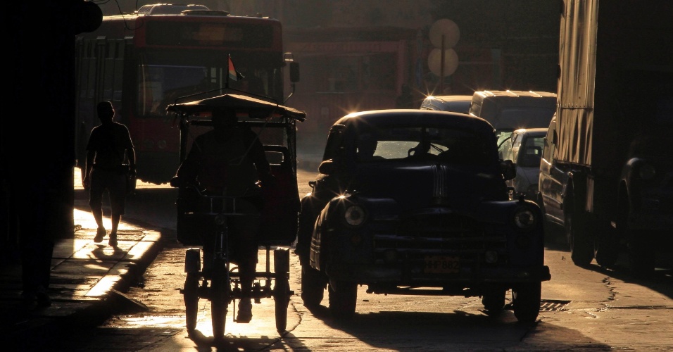 01.nov.2012 - Um táxi privado licenciado e táxi triciclo são vistos nas ruas de Havana, em Cuba