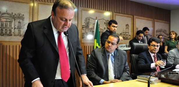 O vice-prefeito de Natal, Paulo Eduardo Freire (PP), o Paulinho Freire (à esquerda), é empossado no cargo de prefeito da cidade - Elendrea Cavalcante/UOL