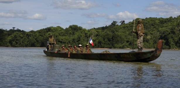 1º.nov.2012 - Soldados franceses percorrem de barco o rio Maroni, que separa a Guiana Francesa e o Suriname, à procura de garimpeiros ilegais e seus acampamentos no distrito de St. Laurent Du Maroni, na Guiana Francesa   - Ranu Abhelakh/Reuters
