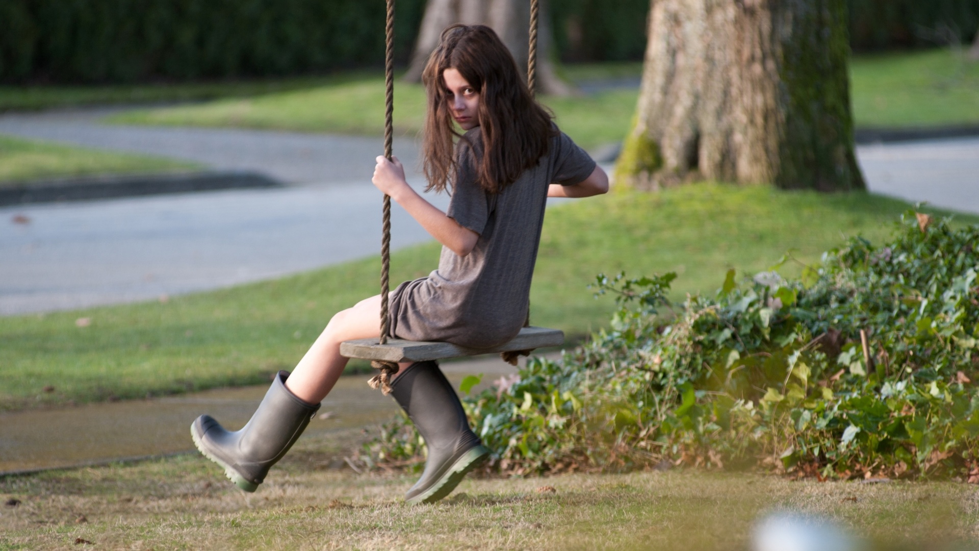 A atriz Natasha Calis interpreta o papel da jovem Em, uma garota que é possuída após abrir uma caixa misteriosa - Divulgação / Paris Filmes