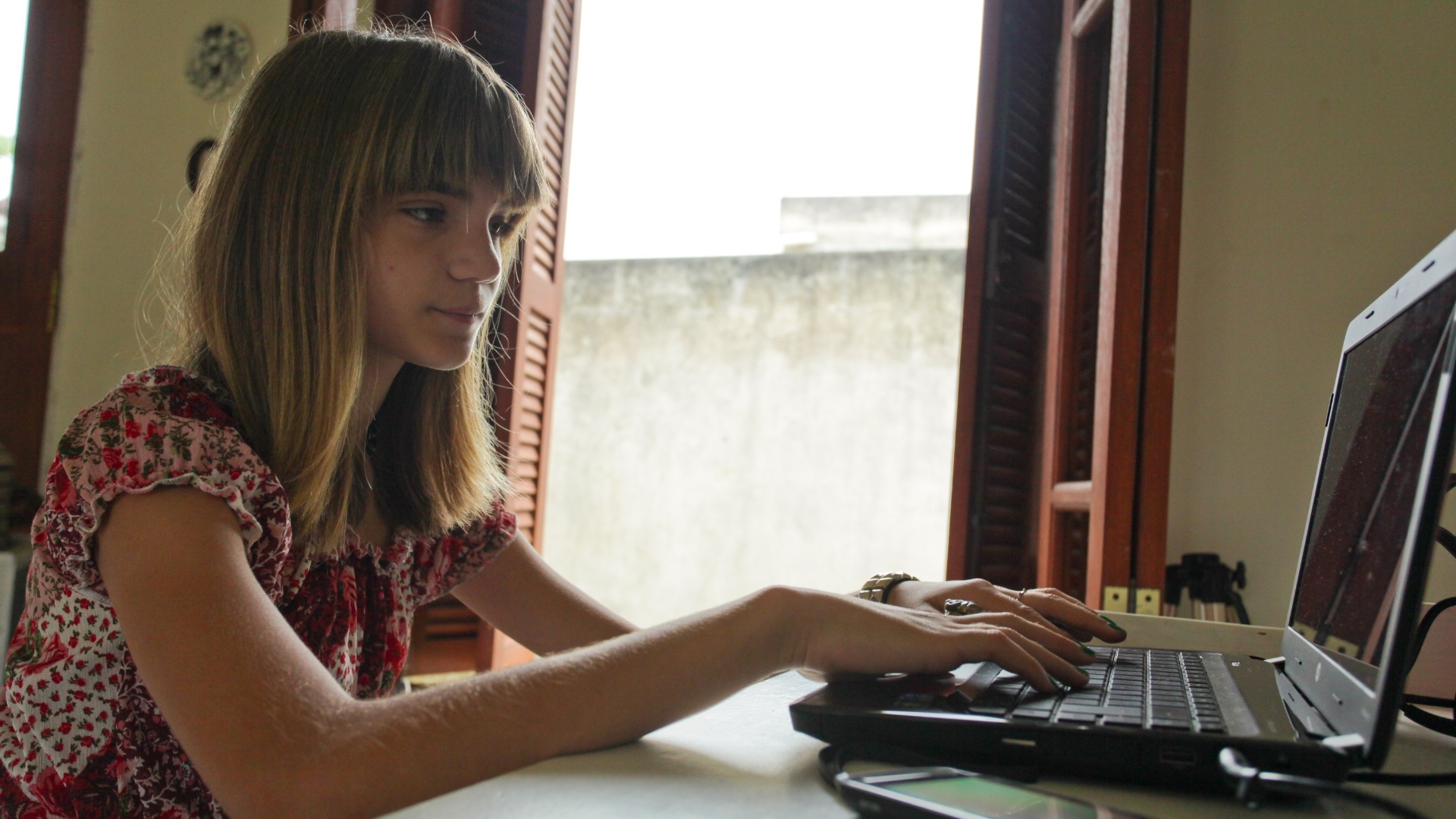 A caçula "são duas", corrige a mana Eduarda: "Às vezes, ela é a Isa, mas também tem seu lado Dora" - Duda fala pelos cotovelos. Diz que um dos lados da irmã "é de poucas palavras" e o outro "é de dedos afiados" - Marco Dutra/UOL