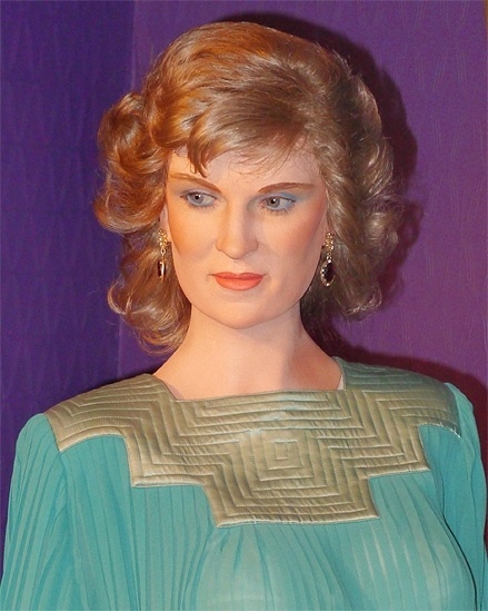 A maioria dos bonecos é das décadas de 70 e 80, incluindo uma princesa Diana (acima) com cabelos mais compridos, diferente do corte usado por ela quando morreu - Albanpix.com