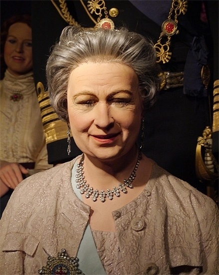 A maioria dos visitantes do Louis Tussaud afirma que só consegue identificar quem é o boneco ao ler as placas com os nomes e esta é a graça do museu. Acima, a rainha Elizabeth - Albanpix.com