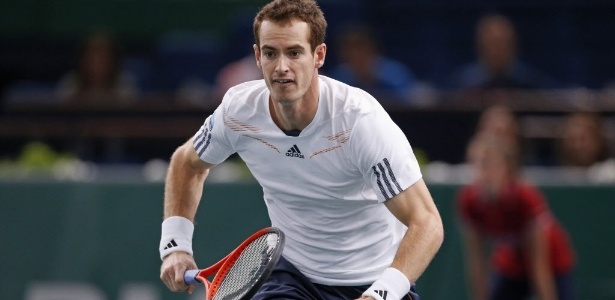 Andy Murray corre para defender bola de Jerzy Janowicz nas oitavas em Paris  - Benoit Tessier/Reuters