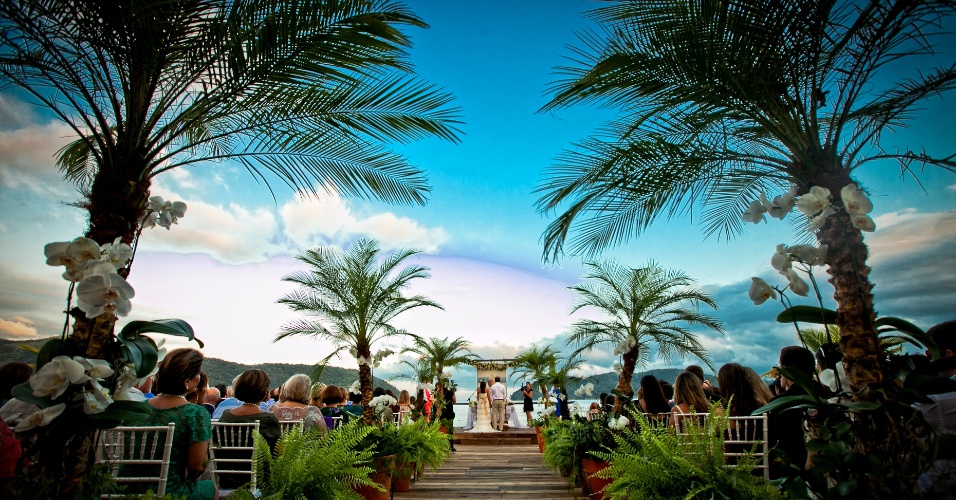 Caminho dos noivos em uma cerimônia diurna; Tabatinga Hotel, Praia de Tabatinga, Litoral Norte de São Paulo. (http://www.tabatingahotel.com.br/)
