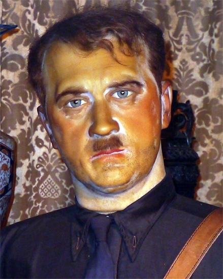 Com mais de 150 bonecos de cera que não se parecem muito com as personagens históricas, membros da família real e celebridades que tentam mostrar, o museu conquistou o status de 'cult'. Acima, Adolf Hitler - Albanpix.com