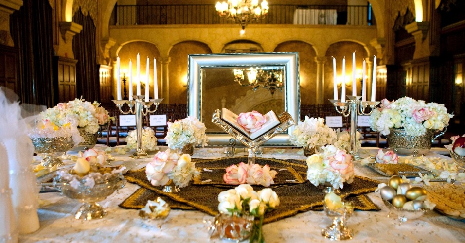 Exemplo de enfeites de mesa para a cerimônia, feita com flores e velas; Biltmore Hotel, em Coral Gables, Miami. (http://www.biltmorehotel.com/)