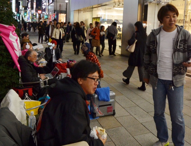 Simpatizantes da Apple aguardam em fila para entrar em Apple Store de Ginza na cidade de Tóquio (Japão) - Yoshikazu Tsuno/AFP