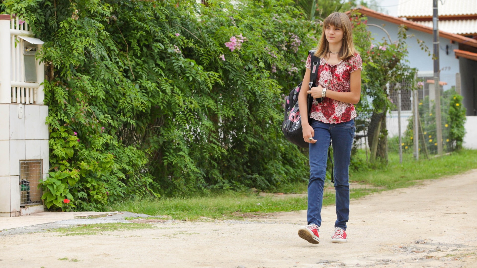Isadora sempre caminha 700 metros até a escola, mesmo com chuva. "Minha mãe nunca me leva", resmunga - Marco Dutra/UOL