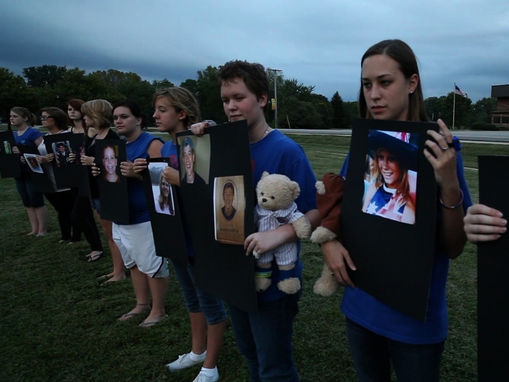 Jovens se reúnem para relembrar jovens que perderam a vida por conta dos transtornos ligados ao bullying - Divulgação