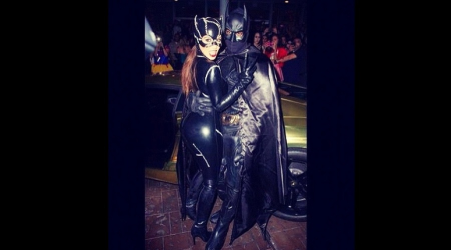 Kim Kardashian e Kanye West se fantasiaram de Mulher-Gato e Batman para uma festa de Halloween (1/11/12) 