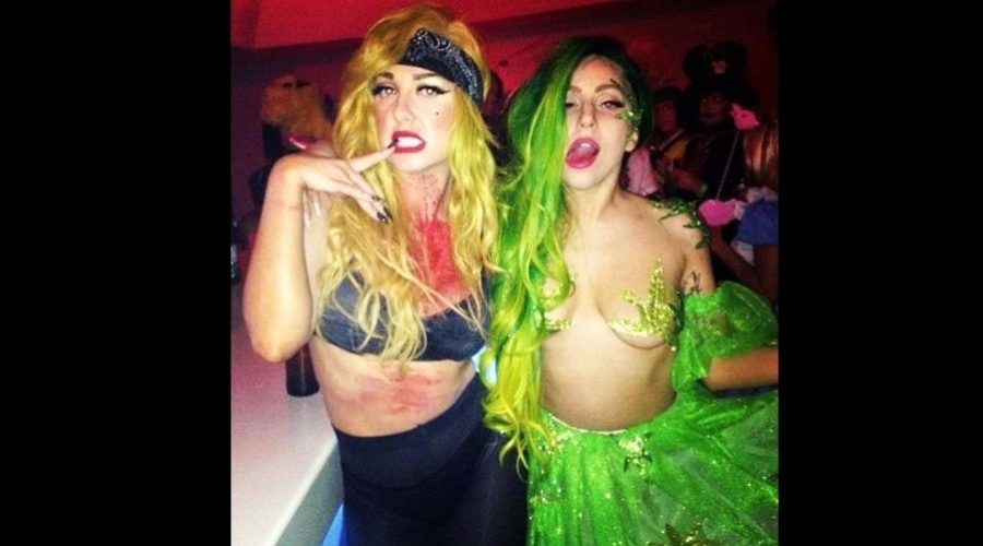 Lady Gaga escolheu uma fantasiada ousada para curtir uma festa de Hallowwen (31/10/12). A cantora vestiu uma peruca verde e adesivos para cobrir os seios. A imagem foi divulgada pela amiga de Gaga, a maquiadora Tara Savelo