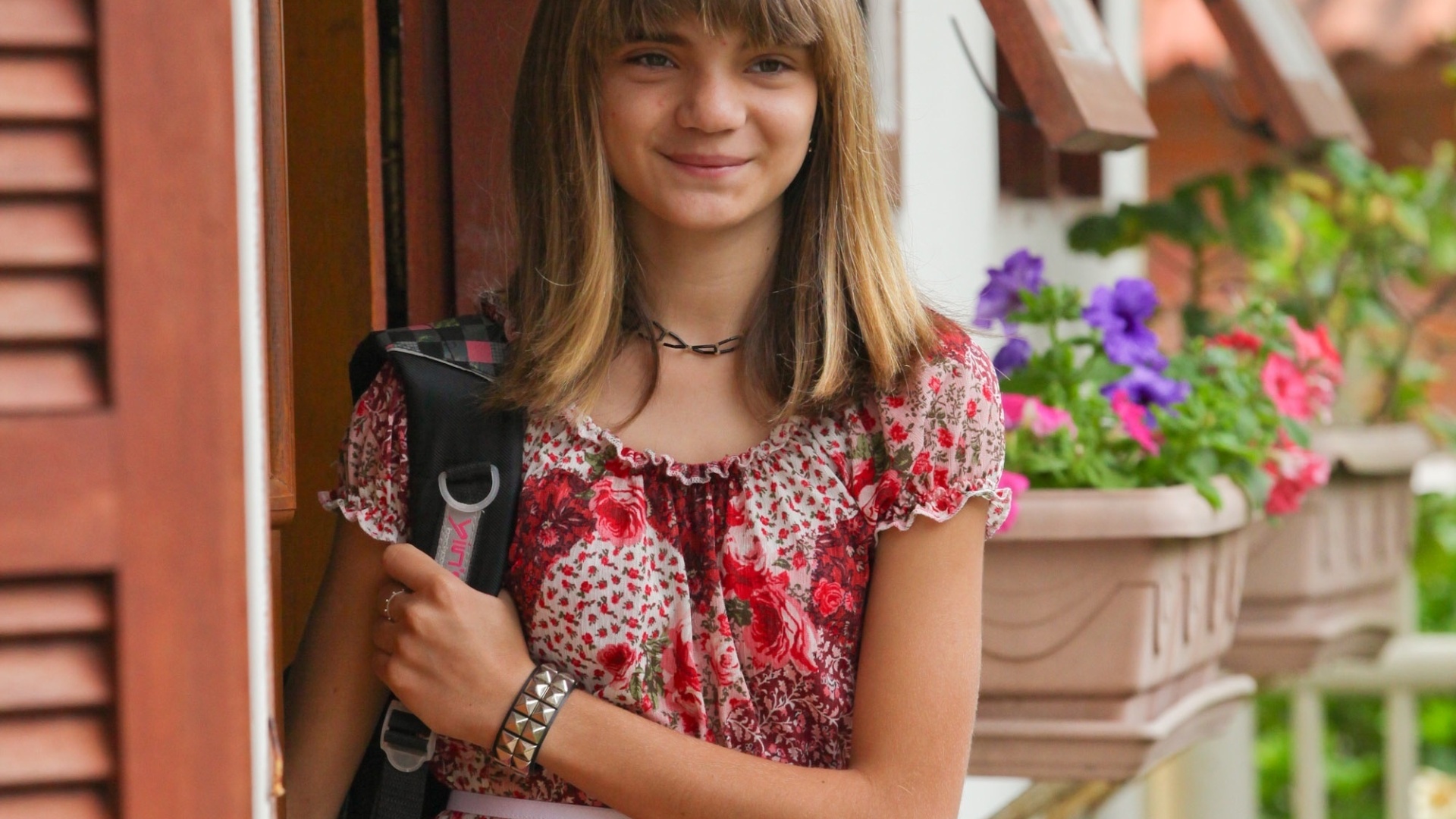 O estilo Isadora: pulseira de strass pesadona no fino braço esquerdo e dois anéis. Um bem fininho, outro grande, com uma caveira. Mais caveiras nos brincos dourados. Ela ama caveiras.  No pescoço, gargantilha negra e rosário branco com crucifixo - este de pura zoação, porque ela nunca reza, muito menos vai à missa - Marco Dutra/UOL