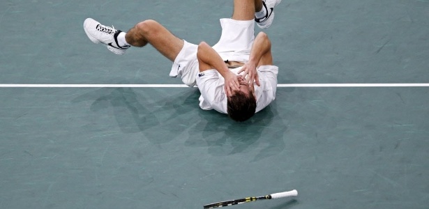 Polonês Jerzy Janowicz se joga no chão para comemorar vitória de virada sobre Andy Murray em Paris - Benoit Tessier/Reuters