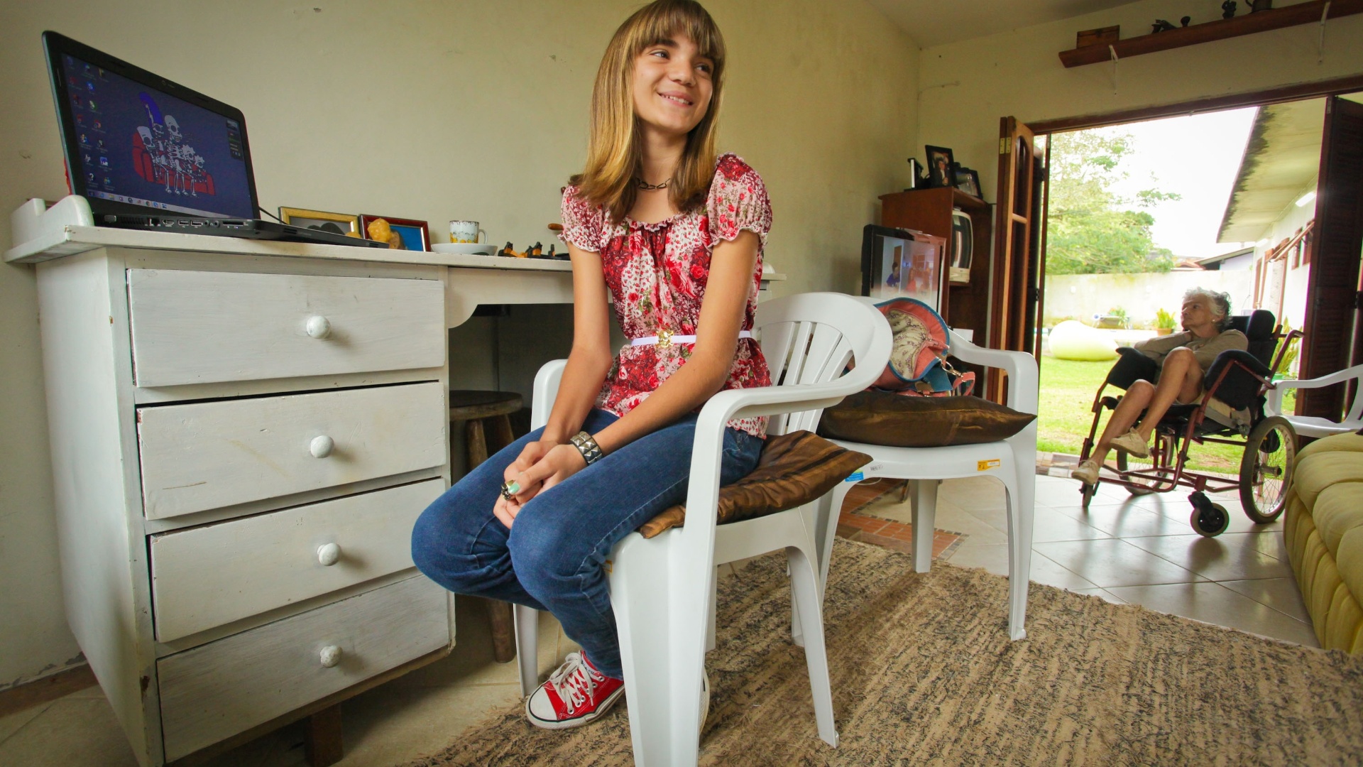 Quando não está conectada na internet, aquela Isadora Faber tão agitadora no Facebook é muito tímida.Em uma casa próxima à praia, ela vive como uma típica "manezinha", como se diz de quem nasceu em Florianópolis - Marco Dutra/UOL