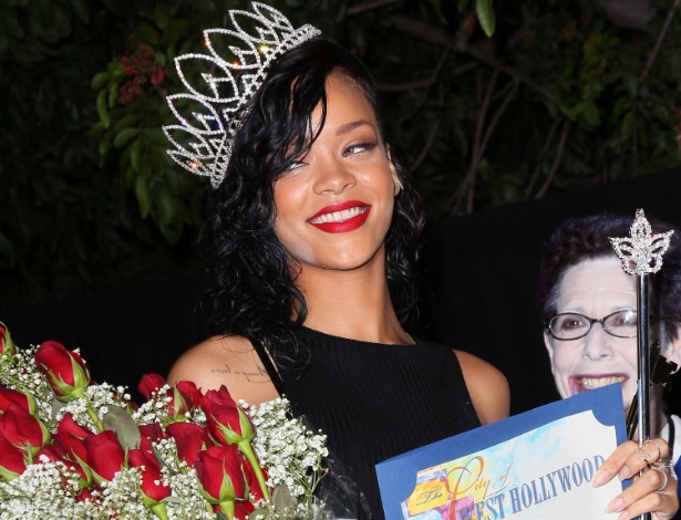Rihanna foi coroada simbolicamente rainha da festa de Halloween da cidade de West Hollywood, na Califórnia, Estados Unidos (31/10/12)