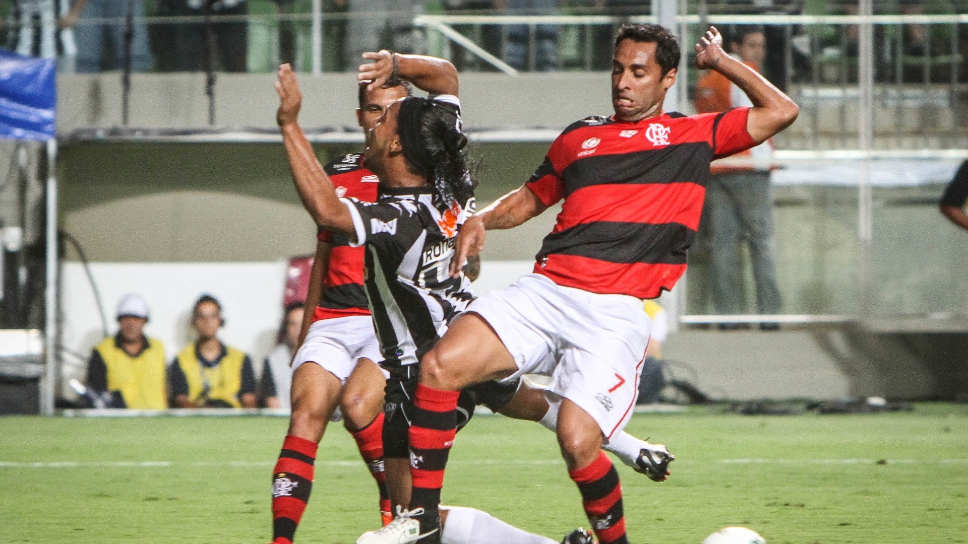 Ronaldinho Gaúcho sofre falta na partida entre Flamengo e Atlético-MG no Independência