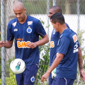 Experiente Souza (d) treina ao lado do zagueiro Alex Silva (e), que se recupera de contusão - Washington Alves/Vipcomm